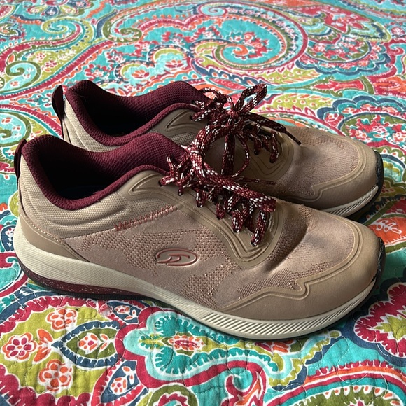 Size 7.5 Dr. Scholl’s Know Better Trail Shoe Dusty Pink Maroon NWOT - Picture 2 of 5